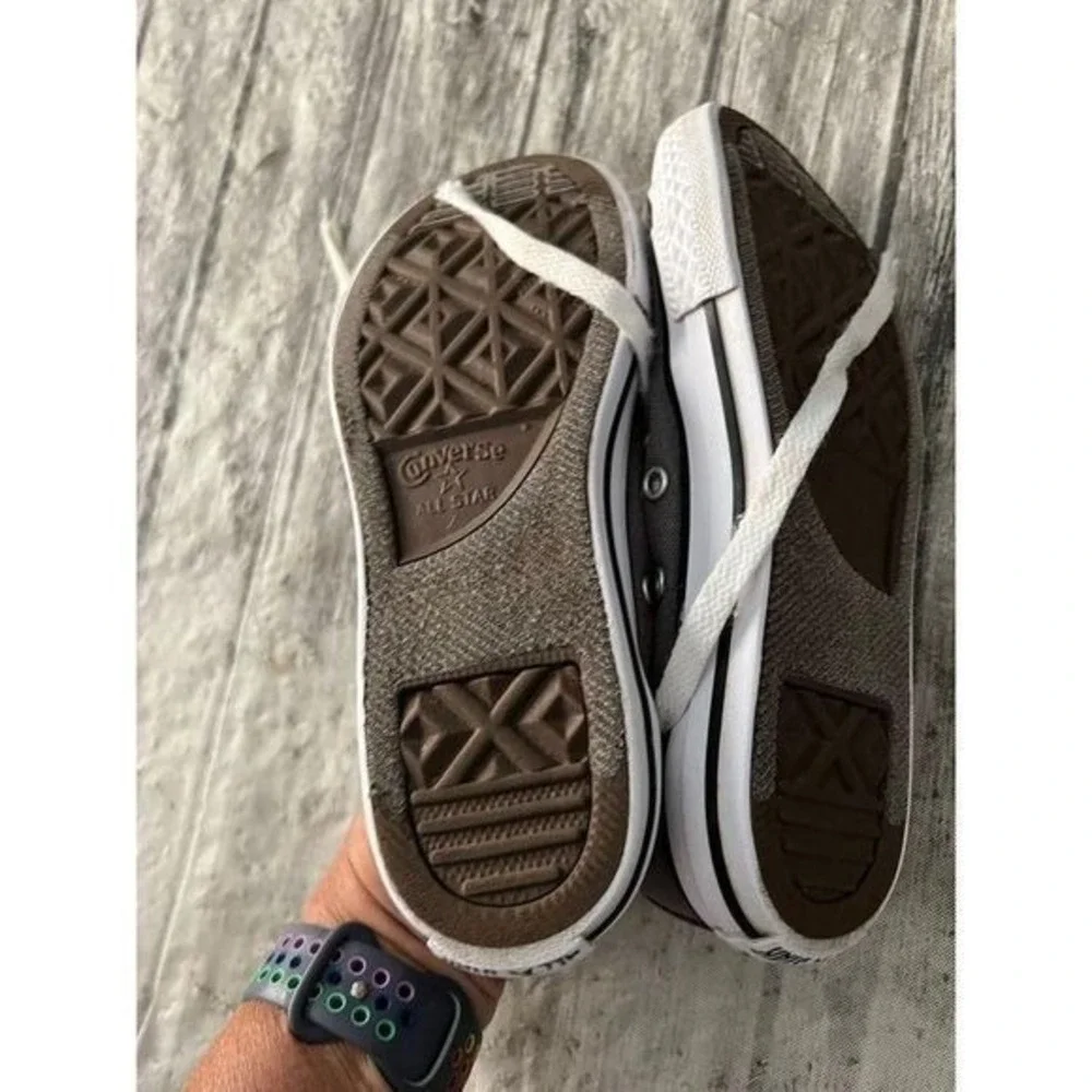 Girls converse tennis shoes size 2‎ gray
